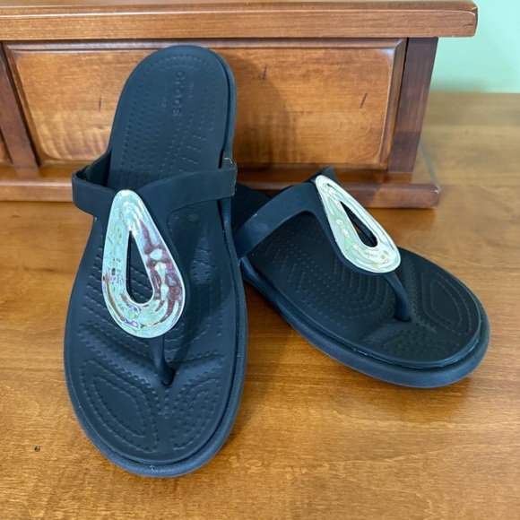 Crocs Women's Sanrah Liquid Silver Teardrop Black Flip Flop sandal size 5 shoe - Picture 2 of 13